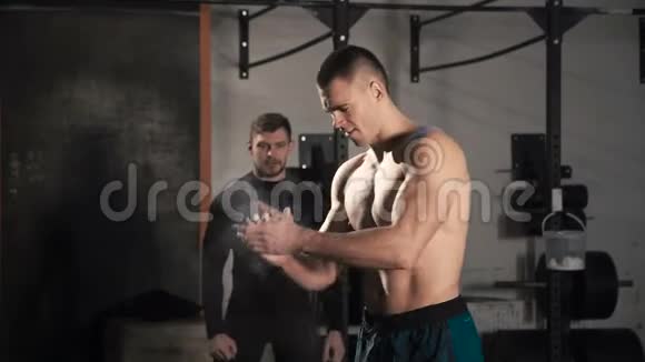 男子训练与沉重的杠铃健身房视频的预览图