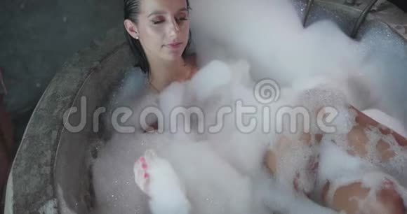 洗澡的漂亮女人视频的预览图