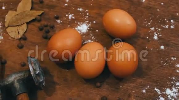 桌上的鸡片旁边是生鸡蛋锤用来打肉视频的预览图