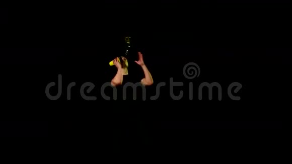 年轻人用黄色摇瓶做鸡尾酒视频的预览图