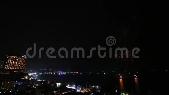 泰国芭堤雅市海滩烟火节视频的预览图