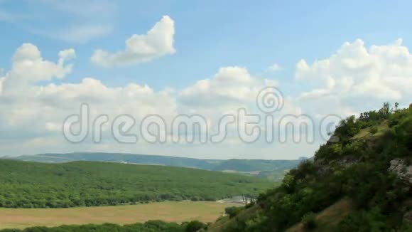 云在山上的运动卡布拉市克里米亚视频的预览图