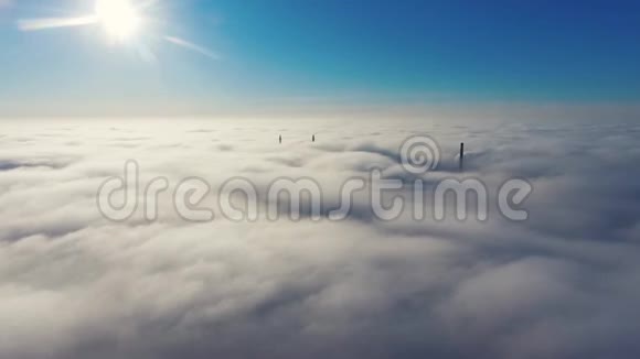 空中观景台在雾中飞在雾中飞空中摄影机拍摄从云层上方飞向太阳薄雾天气视频的预览图