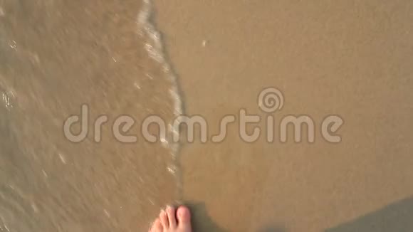 双脚在沙滩上漫步视频的预览图