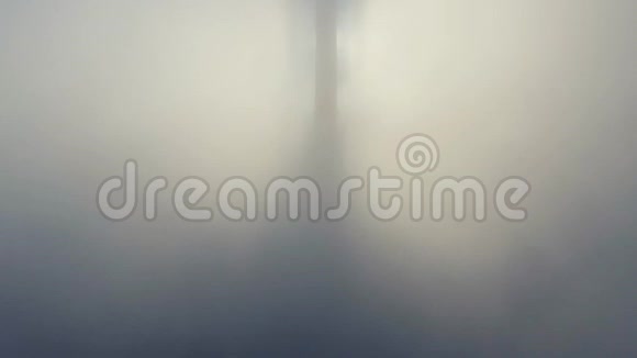 空中观景在雾中飞在雾中飞空中摄影机拍摄从云层上方飞向太阳薄雾天气视频的预览图