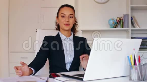 开朗的商务小姐坐在办公室视频的预览图