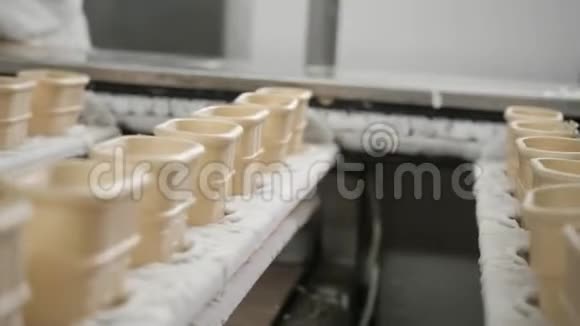 该输送机自动生产线生产冰淇淋锥晶片杯和锥大型工业生产A视频的预览图