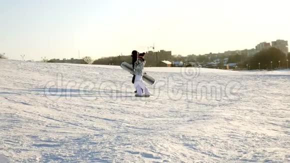 视频雪滑雪坡电梯线路和山谷公园在瓦萨奇阳光明媚的一天家庭在滑雪板和滑雪板上视频的预览图