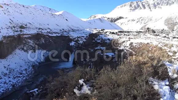 山雪瀑布景观视频的预览图
