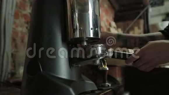 咖啡师在咖啡架上倒咖啡视频的预览图
