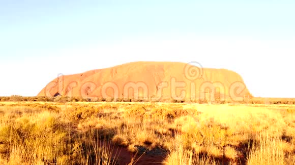日落时分的乌鲁艾尔斯岩视频的预览图
