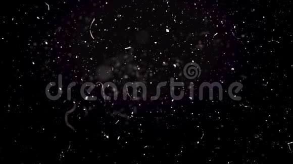 黑色背景上漂浮的天然有机尘埃颗粒闪闪发光的粒子在空气中随机旋转视频的预览图