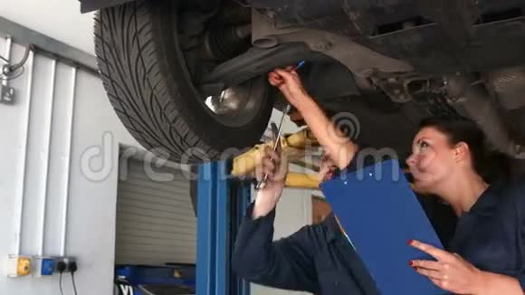 在轮胎上工作的技师视频的预览图
