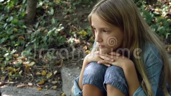 悲伤的孩子不是独自玩耍的孩子在公园里不快乐的体贴的女孩视频的预览图