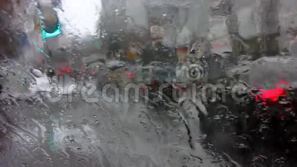 湿雪从多雨的窗口通行视频的预览图