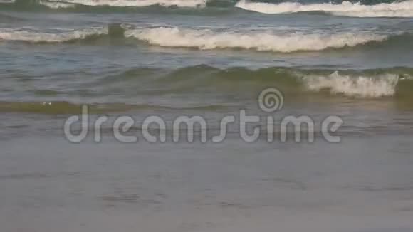 双脚在沙滩上漫步视频的预览图