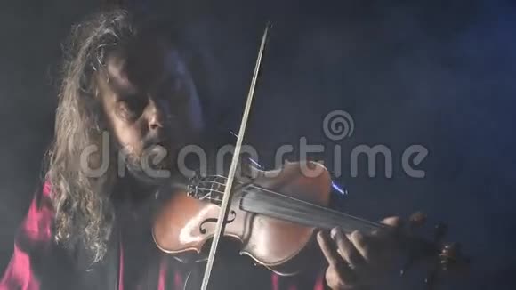 年轻有才华的小提琴手用小提琴创作音乐视频的预览图