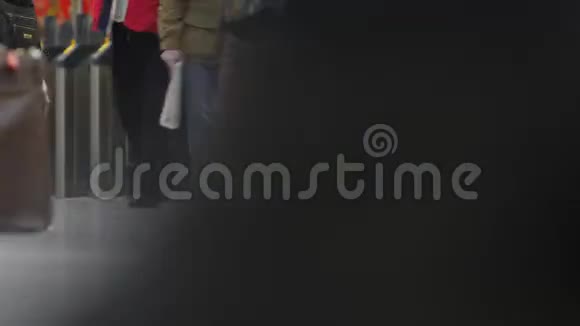 在火车站行走的人的低视角视频的预览图