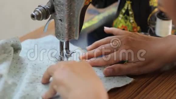 复古风格手工缝纫机视频的预览图
