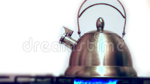 煤气炉上有开水的茶壶视频的预览图