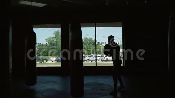 体育男子剪影正在拳击馆练习踢腿慢动作视频的预览图