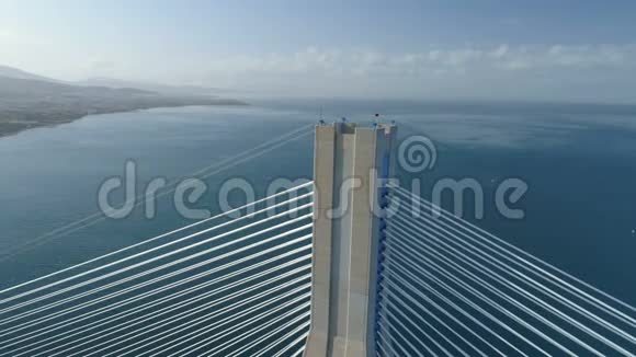 飞越里约安蒂里奥的CharilaosTrikoupis桥视频的预览图