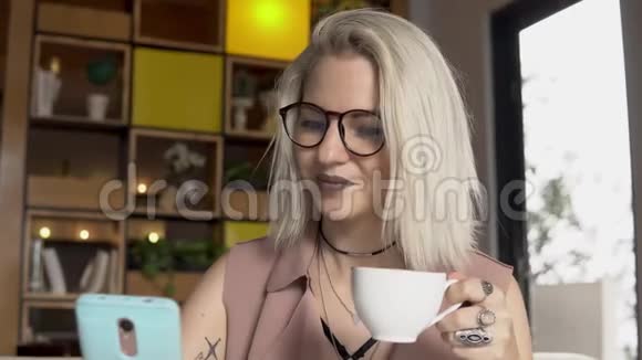 咖啡时间女性使用智能手机喝咖啡视频的预览图