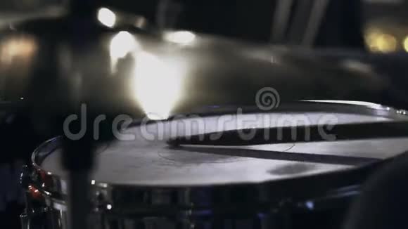 鼓手在鼓上演奏节奏视频的预览图