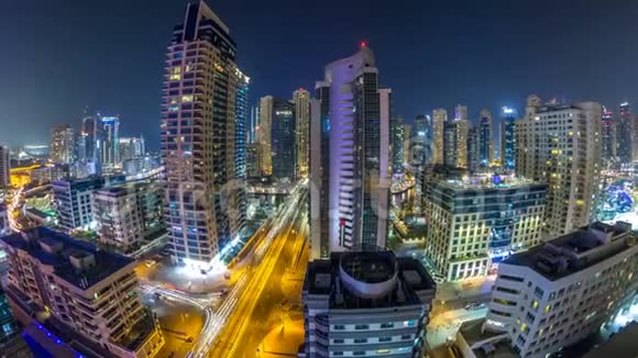 从有利的角度看迪拜码头夜间时间视频的预览图