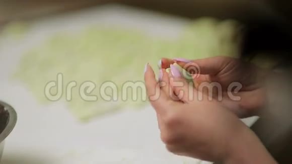女性手准备饺子视频的预览图