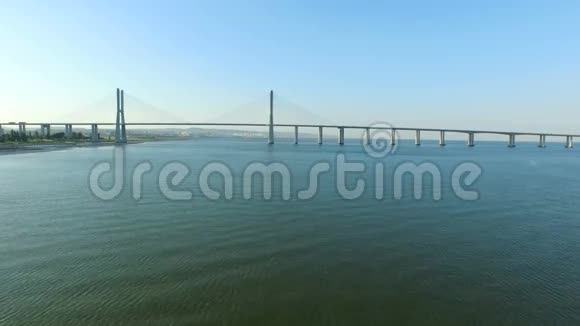 从葡萄牙里斯本的VascodaGama桥起飞视频的预览图