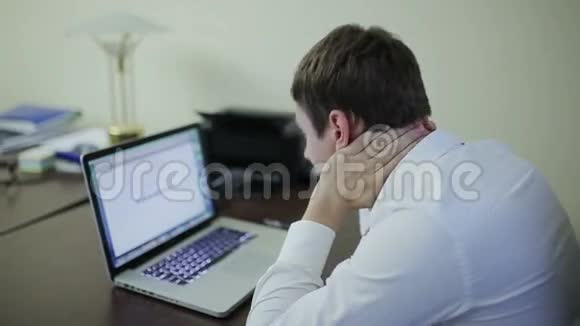 年轻商人厌倦了在笔记本电脑上工作视频的预览图