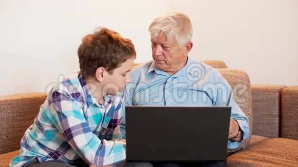 年轻人和老年人学习笔记本电脑视频的预览图