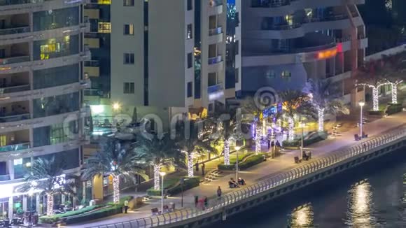 从有利的角度看迪拜码头夜间时间视频的预览图