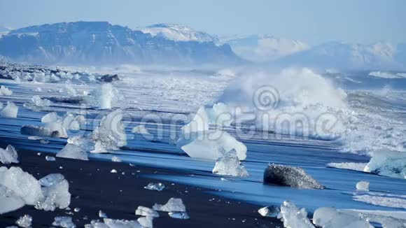 海浪冲走了冰山全球变暖问题视频的预览图