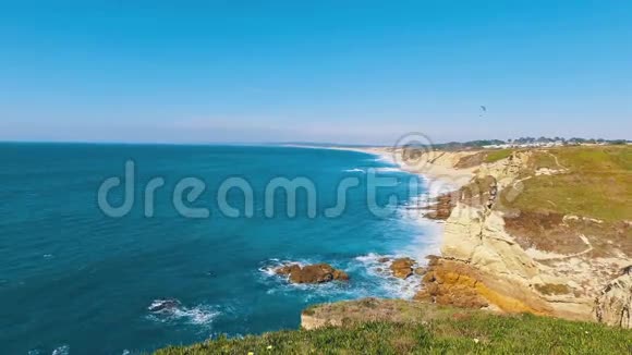滑翔伞飞越海洋海滩视频的预览图