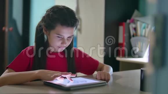 少女在平板电脑网络游戏中玩女孩室内儿童社交媒体平板电脑互联网慢视频视频的预览图