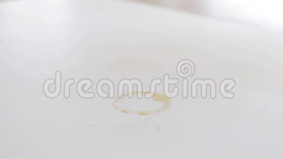 手拿抹布擦桌子上的咖啡污渍视频的预览图
