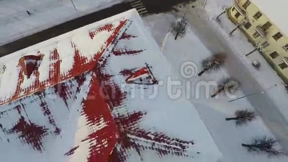旧苏联校舍冬季城市景观空中镜头视频的预览图