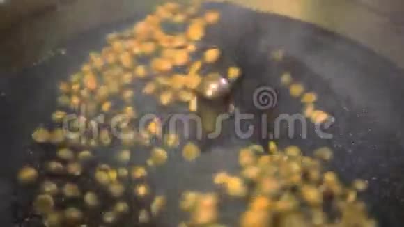 咖啡豆和栗子烘焙的混合物视频的预览图