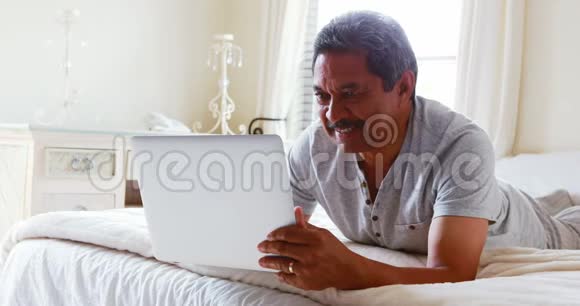 卧室4k的老人用笔记本电脑视频的预览图