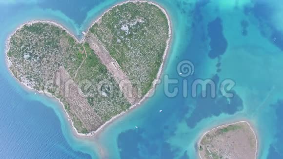 亚得里亚海沿岸心形的加列斯尼亚克岛的鸟瞰图视频的预览图
