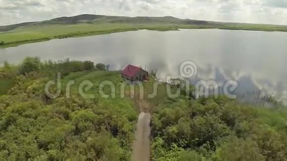 哈萨克斯坦野生草原的鸟瞰房屋视频的预览图