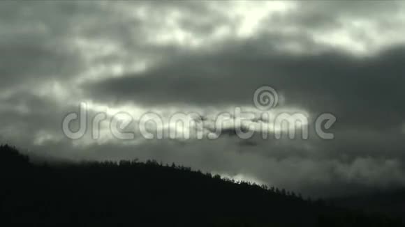 云层在山坡上翻滚的时间流逝视频的预览图