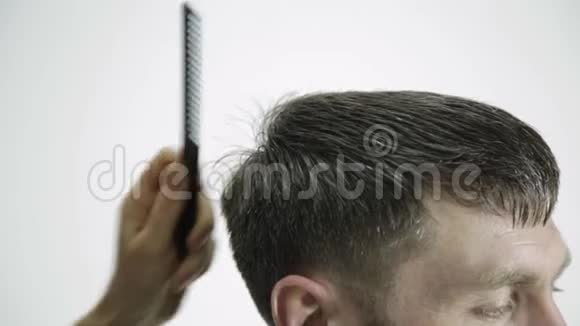 理发店理发理发师用剪刀剪男人女性理发师整形美容美发视频的预览图