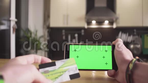 男性手在智能手机上刷卡视频的预览图
