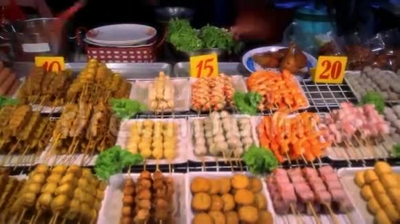 在夜市上烤香肠泰国视频的预览图