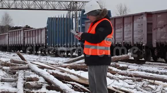 铁路官员在货车附近的智能手机上讲话视频的预览图