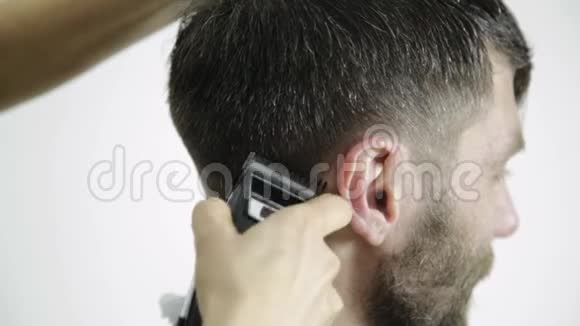 理发店理发理发师用剪刀剪男人女性理发师整形美容美发视频的预览图