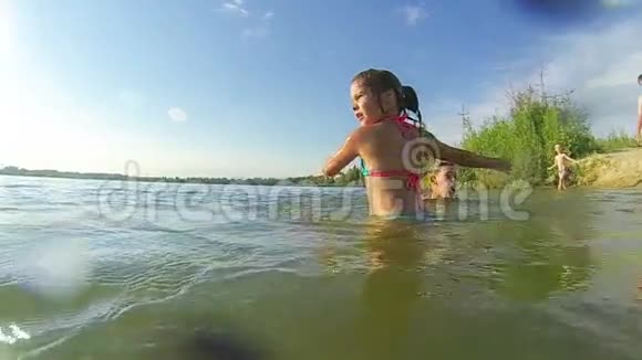 孩子在湖上泼水视频的预览图